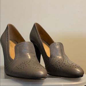 Gently used Nine West spectators.